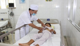 Bé trai 8 tuổi bị ong đốt hơn 100 nốt