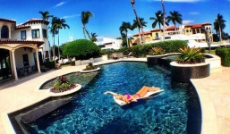 Choáng ngợp cuộc sống như vua chúa của hội con nhà giàu