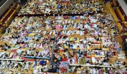 Cảnh sinh viên ngủ tập thể ở trường vì quá nóng ở Trung Quốc