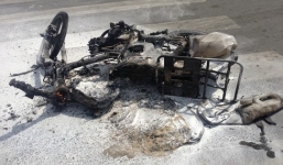 Video: Xe máy bốc cháy giữa đường ở TP.HCM