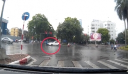 Thanh niên chạy xe máy vượt ẩu bị Mercedes tông ngã