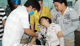 Ăn thịt bò chết, 60 người nhập viện