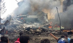 Hiện trường rơi máy bay Indonesia: Đống đổ nát và những giọt nước mắt