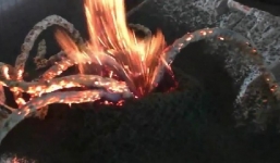 Video: Kinh ngạc nhìn 'quái vật' sinh ra từ phản ứng hóa học