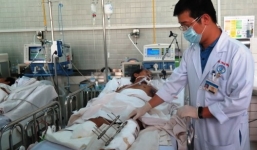 Mẹ già bủn rủn cứu  con trai bị đứt lìa 2 chân, nằm dưới bùn