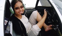 Thán phục người phụ nữ không tay lái máy bay bằng chân 