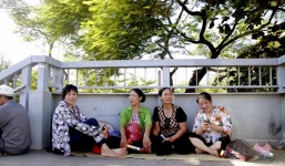 Chật vật tìm chỗ tránh nắng trong ngày thi THPT Quốc gia đầu tiên