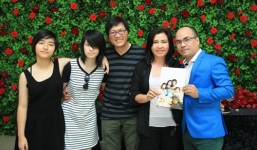 Con gái Phương Thảo, Ngọc Lễ rụt rè trước báo giới