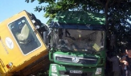 Đầu kéo xe lửa đâm xe tải, đường sắt Bắc – Nam tê liệt nhiều giờ