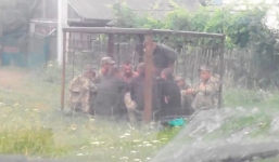 Video: Binh sỹ Ukraine bị nhốt vào chuồng thú vì say rượu