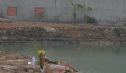 Cha mẹ ngất xỉu phát hiện 3 con gái chết đuối dưới ao