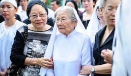 Vợ nhạc sĩ Phan Nhân bật khóc tiễn đưa chồng 