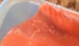 Rùng mình giun ký sinh bò trong miếng phi lê cá hồi