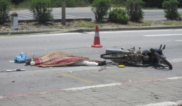 Tài xế taxi bỏ chạy sau khi cán qua người nạn nhân