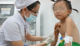 Bé trai nghịch súng săn bắn 10 viên đạn trúng người em gái