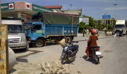 Xe tải mất lái tông vào ô tô, hàng chục hành khách hoảng loạn la hét