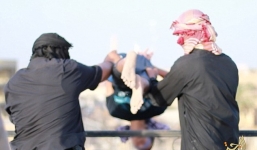 IS chặt tay chân kẻ trộm, ném người đồng tính từ nóc nhà