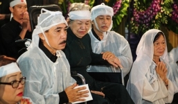 Ngồi xe lăn, vợ nhạc sĩ Phan Huỳnh Điểu đau đớn tiễn biệt chồng