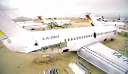 Video biểu diễn xe đạp mạo hiểm trên nóc máy bay