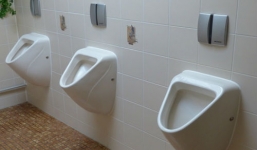 Phẫn nộ giáo viên 'bắt' học sinh uống nước tiểu để giải khát