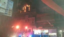 Lửa bùng cháy lúc nửa đêm trong ngôi nhà có 5 người