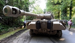 Cụ ông 70 tuổi “giấu” xe tăng và đại pháo trong nhà