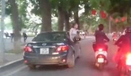 Video: 6 cô gái lắc lư, gào rú trên xế hộp chạy quanh hồ Gươm