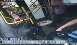 Lái xe buýt òa khóc vì bị nữ hành khách lớn tuổi liên tục tấn công