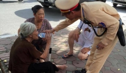 Cụ bà 83 tuổi say nắng ngất giữa đường được CSGT cứu giúp