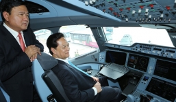 Chùm ảnh Thủ tướng thị sát máy bay A350 đầu tiên của Việt Nam