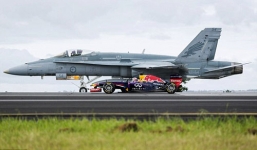 Xem màn đọ tốc độ giữa máy bay chiến đấu F/A-18 và xe đua F1