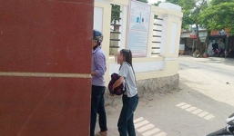 Đến thi muộn vì bố đột ngột qua đời, nữ sinh gục khóc trước cổng trường