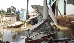 Sạt lở trong đêm, 3 căn nhà sụp xuống sông