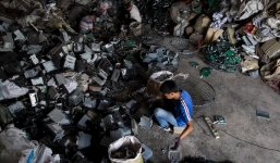 Video: Tận mắt chứng kiến cuộc sống tại bãi thải điện tử lớn nhất thế giới