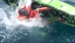 Đàn cá mập hung dữ húc đổ thuyền, tấn công người câu cá