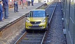 Xe ô tô chạy trên đường ray tàu hỏa