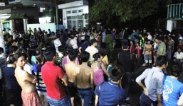 Mưa lớn, người phụ nữ đi xe đạp bị nước cuốn trôi