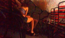 Nữ tiếp viên kích dục cho khách ngay tại quán cà phê