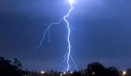 Hai cha con bị sét đánh khi đang làm vườn