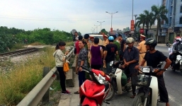 Đi mua nước cho mẹ, bé trai bị tàu đâm tử vong