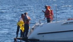 Bố mẹ mải tắm nắng, con 10 tháng tuổi trôi dạt cả cây số trên biển