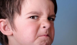 Trẻ có hành vi xấu, cha mẹ nên làm gì?