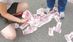 Giận người yêu, nữ đại gia vứt cả túi tiền ra đường