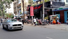 Thiếu gia phóng siêu xe Ford Mustang trên phố Sài Gòn