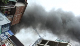 Cháy lớn ở xưởng ô tô Hà Nội: Khói, lửa bốc cao ngùn ngụt