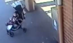 Video: Cụ ông liều mình cứu cháu trên đường ray