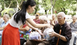 Hai đệ tử Đàm Vĩnh Hưng tới thăm nghệ sĩ 'vang bóng một thời'