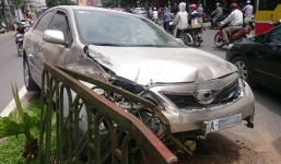 Hà Nội: Xế hộp đâm gãy barie lao ngang đường