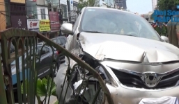 Tài xế mất lái, 'xe điên' lao gãy dải phân cách trên đường Cầu Giấy