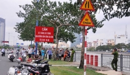 Thanh niên quỳ lạy tứ phía rồi lao mình xuống kênh tự tử